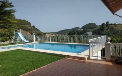 Schöne Villa mit separatem Gästehaus und schöner Aussicht ins Grüne.